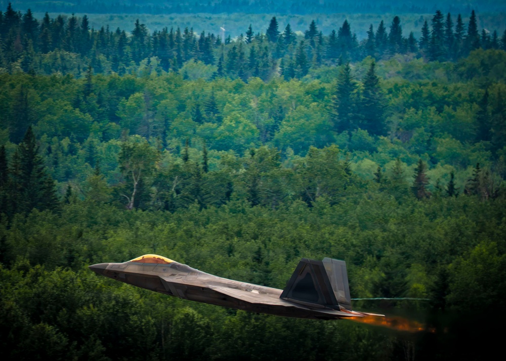 F-22 Raptor Captivates Crowds at Cold Lake Airshow