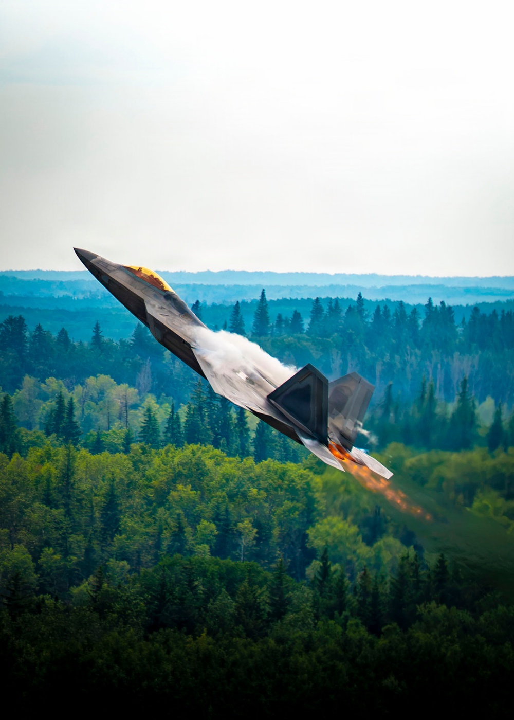 F-22 Raptor Captivates Crowds at Cold Lake Airshow