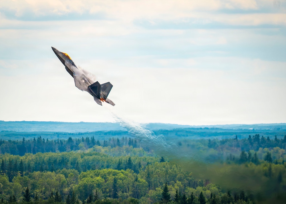 F-22 Raptor Captivates Crowds at Cold Lake Airshow