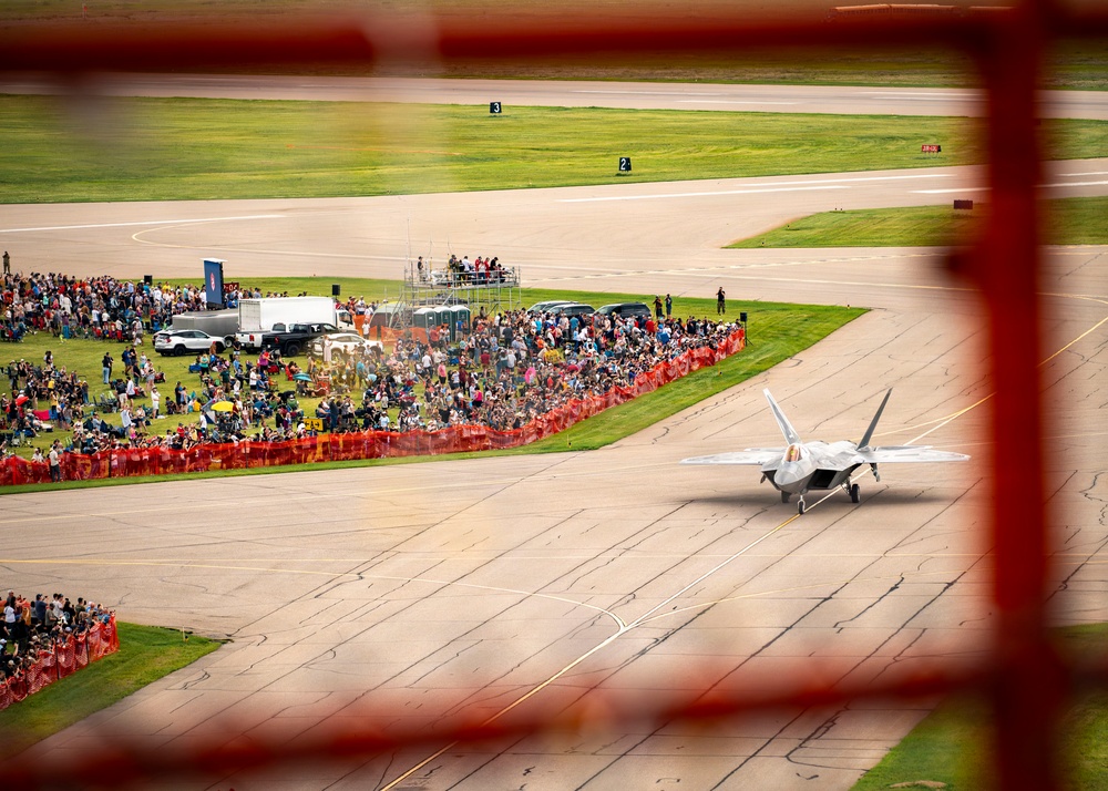 F-22 Raptor Captivates Crowds at Cold Lake Airshow