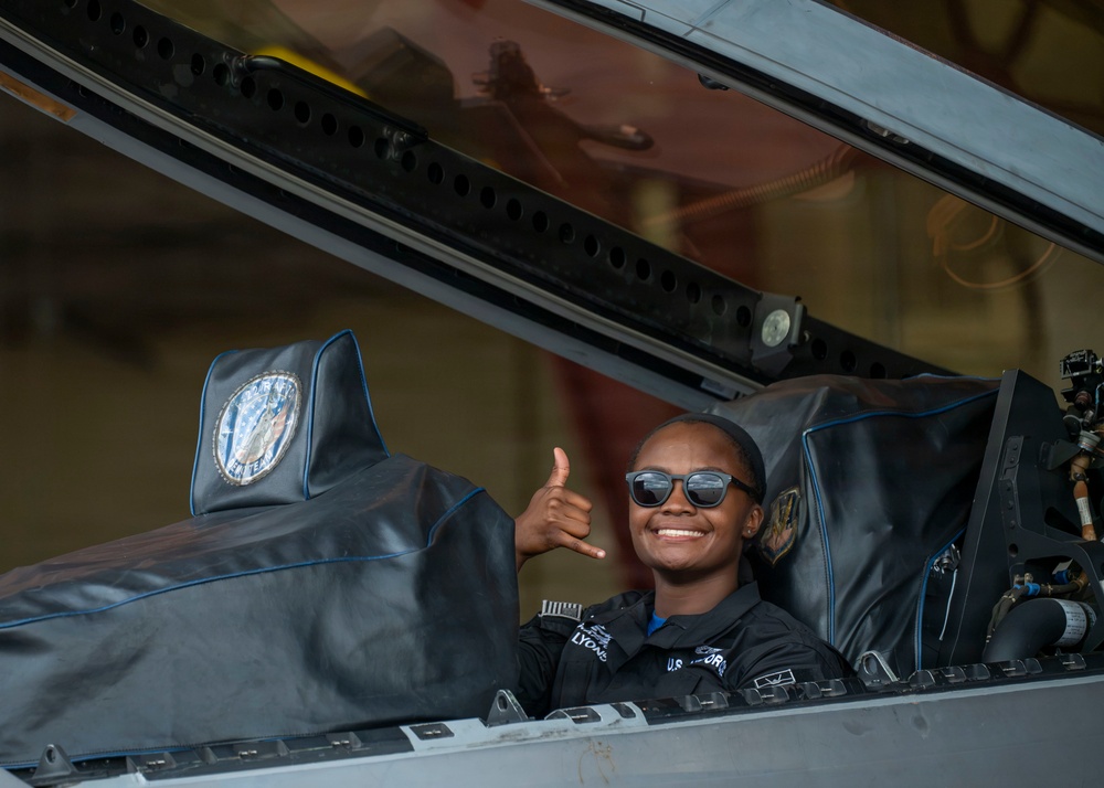 F-22 Raptor Captivates Crowds at Cold Lake Airshow