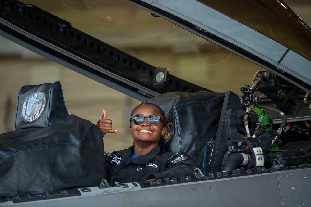 F-22 Raptor Captivates Crowds at Cold Lake Airshow
