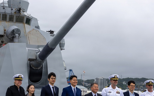 Special Advisor to the Prime Minister of Japan Visits USS Howard