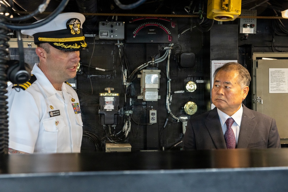 Special Advisor to the Prime Minister of Japan Visits USS Howard