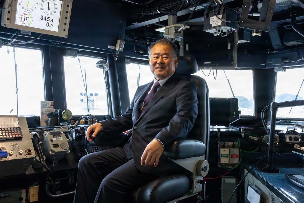 Special Advisor to the Prime Minister of Japan Visits USS Howard