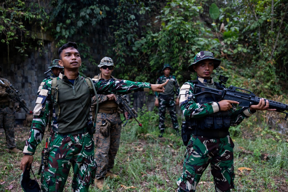MRF-D Marines participate in Indonesian point man course with Indonesian Marines during a platoon exchange