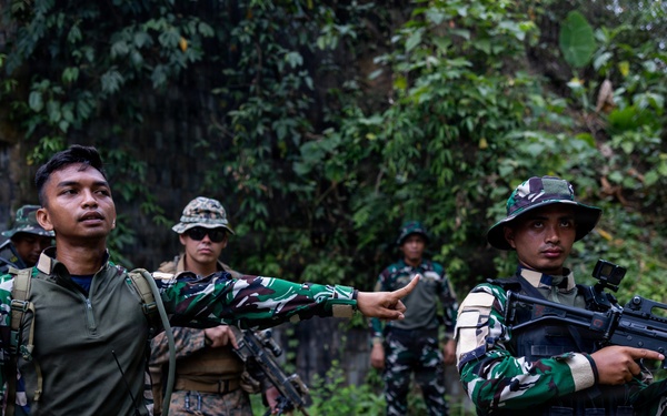 MRF-D Marines participate in Indonesian point man course with Indonesian Marines during a platoon exchange