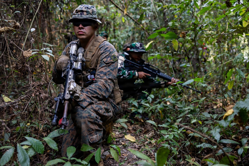 MRF-D Marines participate in Indonesian point man course with Indonesian Marines during a platoon exchange