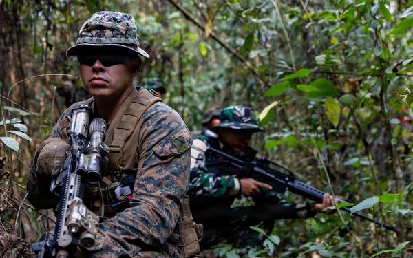 MRF-D Marines participate in Indonesian point man course with Indonesian Marines during a platoon exchange