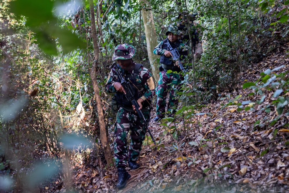 MRF-D Marines participate in Indonesian point man course with Indonesian Marines during a platoon exchange
