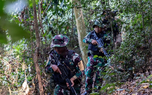 MRF-D Marines participate in Indonesian point man course with Indonesian Marines during a platoon exchange