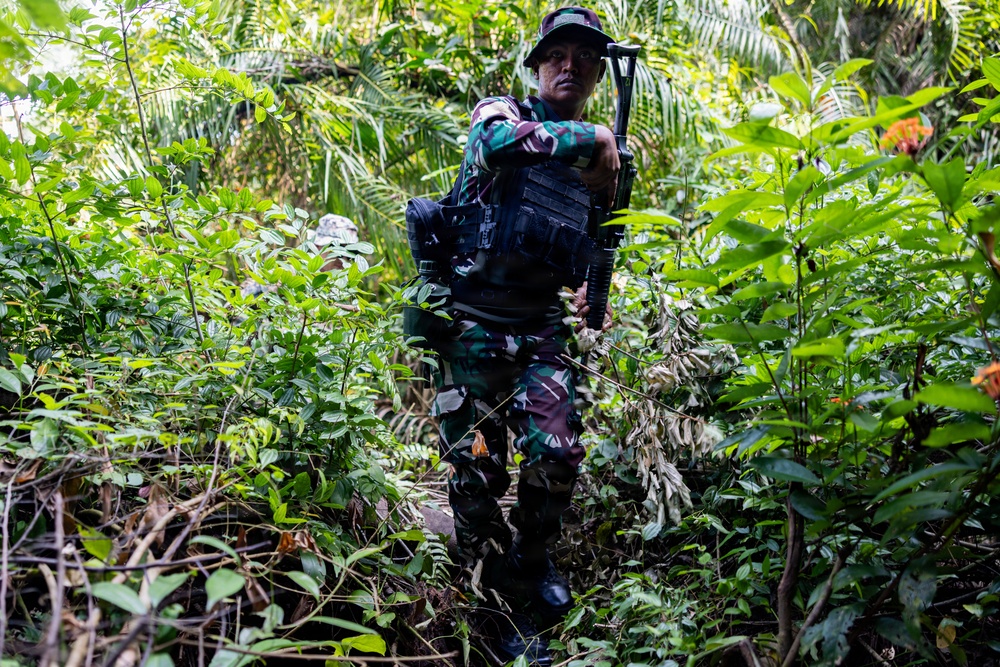 MRF-D Marines participate in Indonesian point man course with Indonesian Marines during a platoon exchange