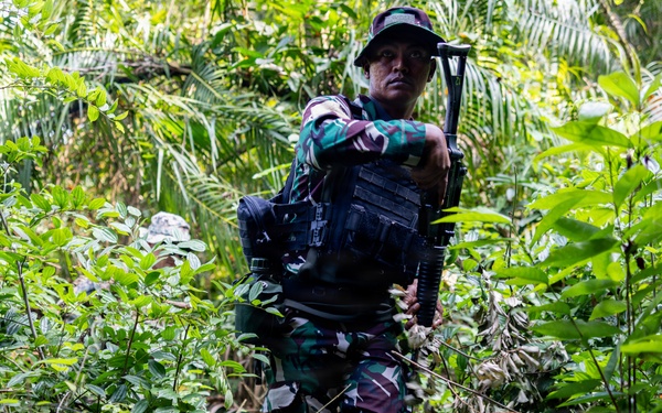 MRF-D Marines participate in Indonesian point man course with Indonesian Marines during a platoon exchange
