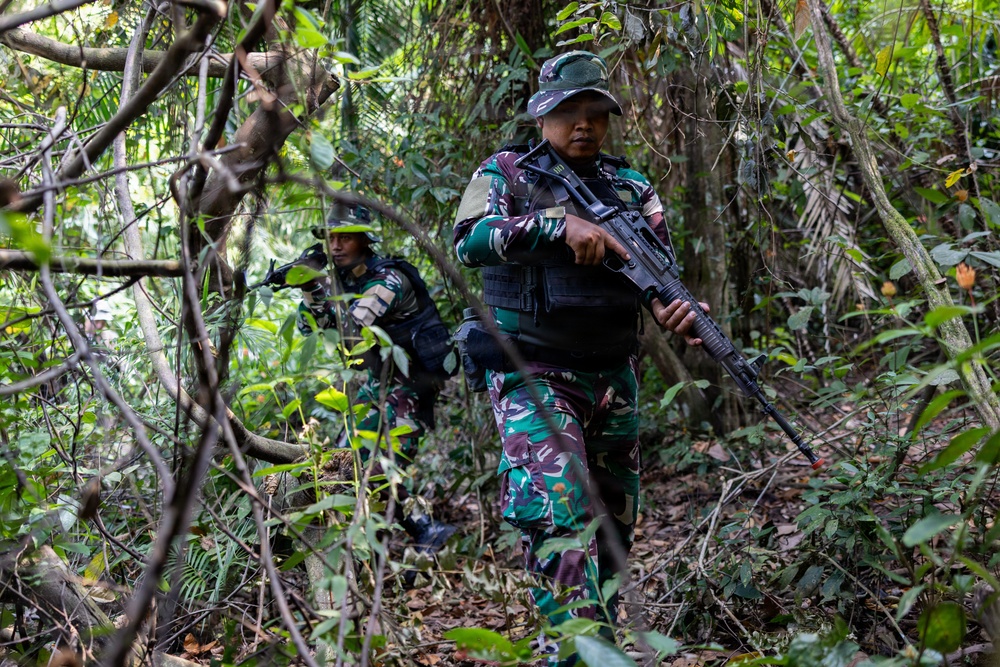 MRF-D Marines participate in Indonesian point man course with Indonesian Marines during a platoon exchange