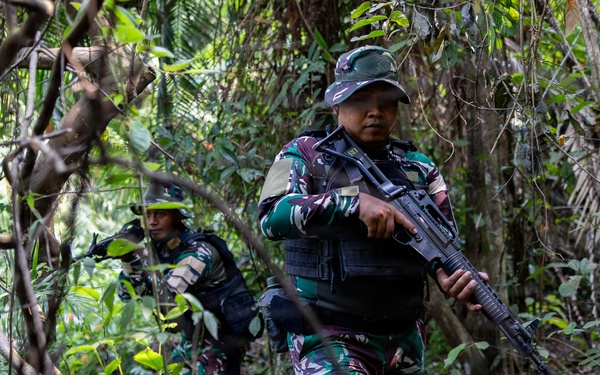 MRF-D Marines participate in Indonesian point man course with Indonesian Marines during a platoon exchange