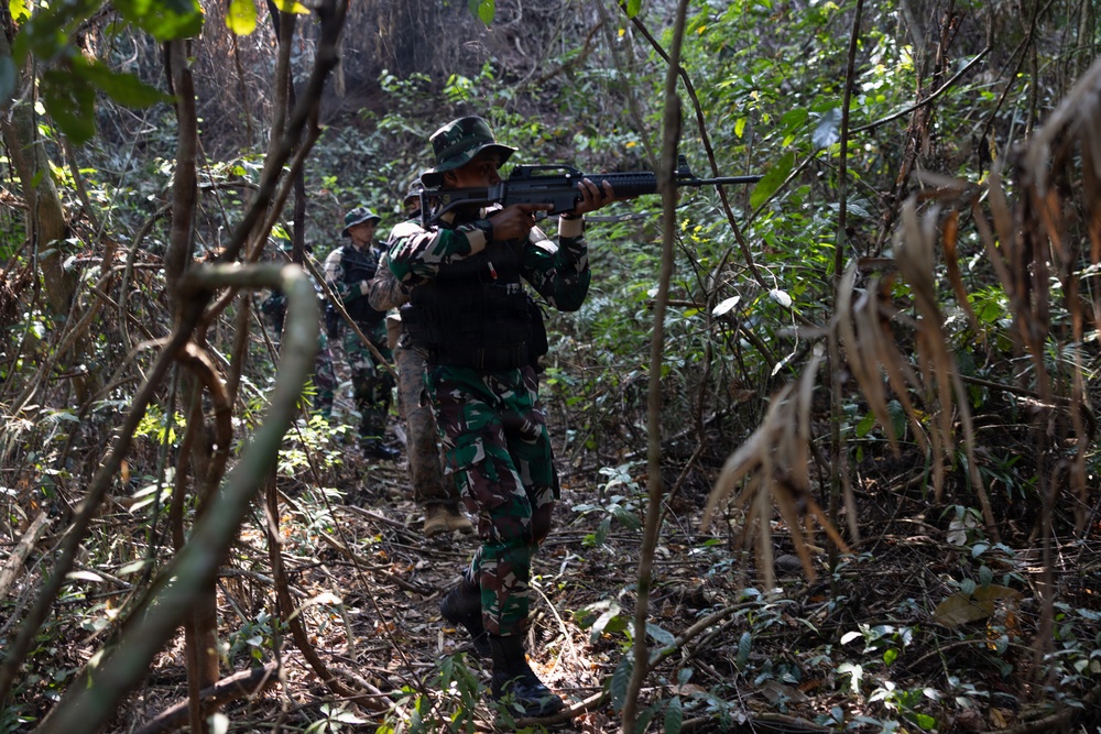 MRF-D Marines participate in Indonesian point man course with Indonesian Marines during a platoon exchange