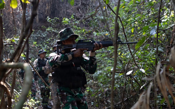 MRF-D Marines participate in Indonesian point man course with Indonesian Marines during a platoon exchange