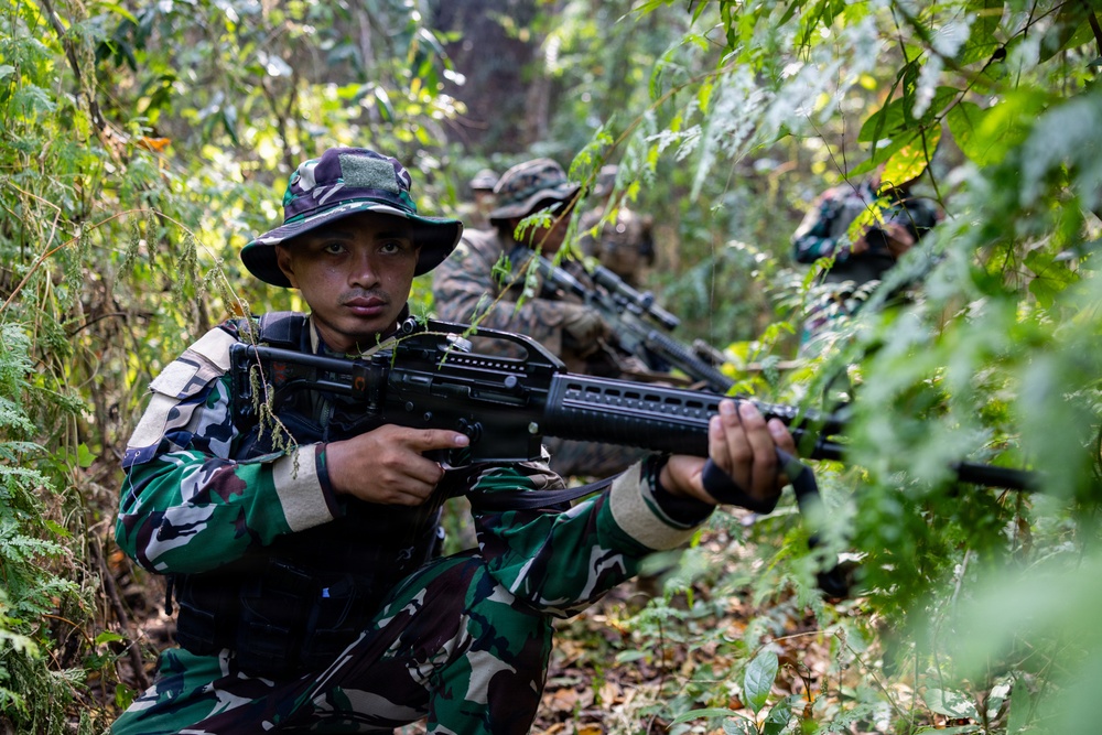 MRF-D Marines participate in Indonesian point man course with Indonesian Marines during a platoon exchange