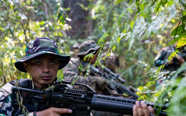 MRF-D Marines participate in Indonesian point man course with Indonesian Marines during a platoon exchange