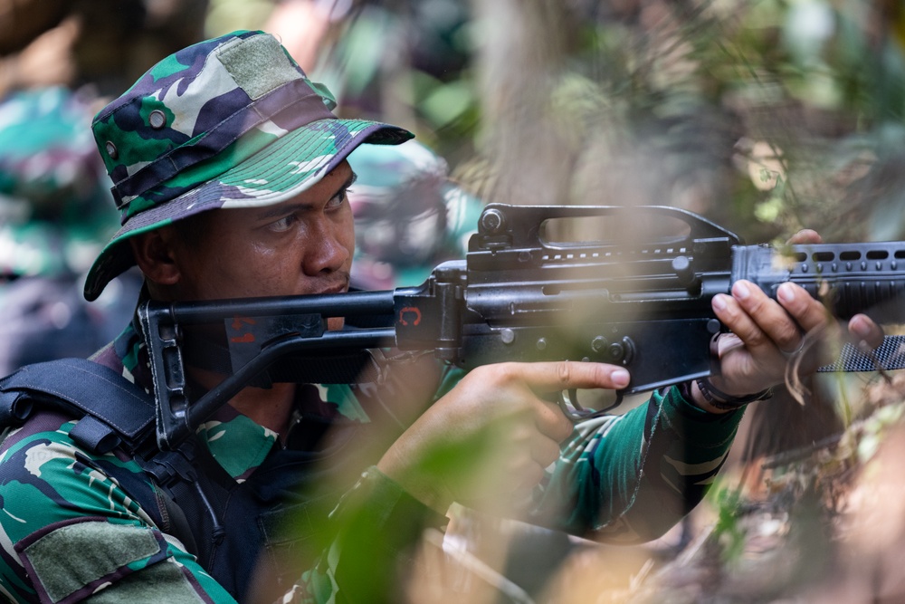 MRF-D Marines participate in Indonesian point man course with Indonesian Marines during a platoon exchange