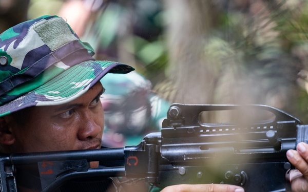 MRF-D Marines participate in Indonesian point man course with Indonesian Marines during a platoon exchange