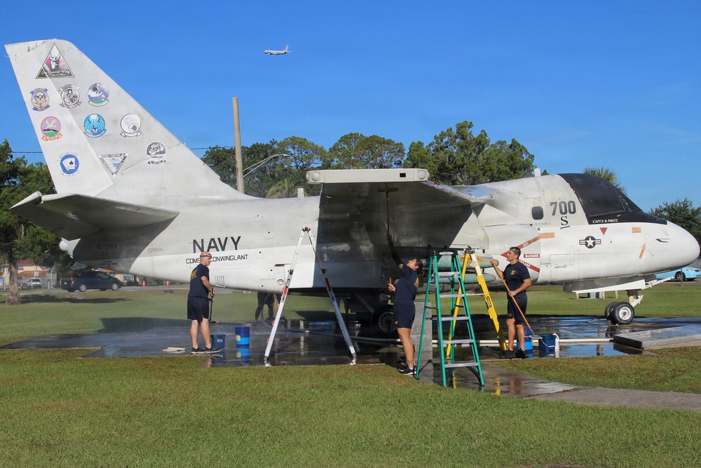Chief Selects Wash Aircraft at Naval Air Station Jacksonville Heritage Park