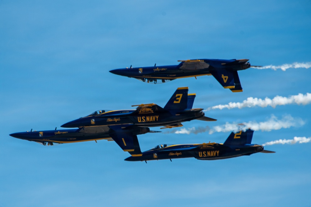 Blue Angels soar at Oregon International Air Show
