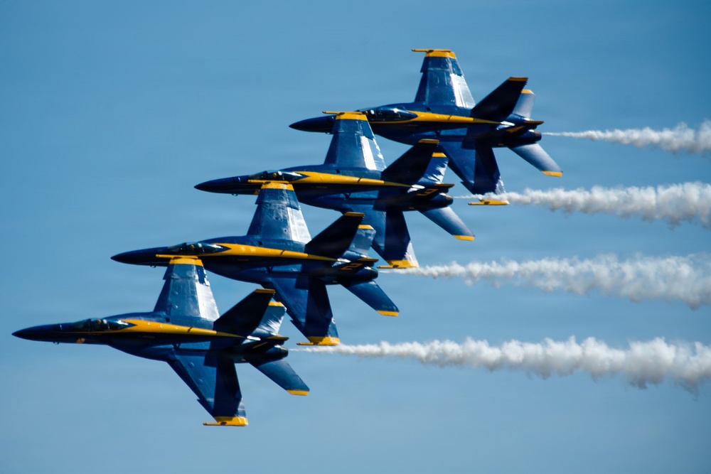 Blue Angels soar at the Oregon International Air Show