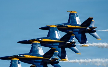 Blue Angels soar at the Oregon International Air Show