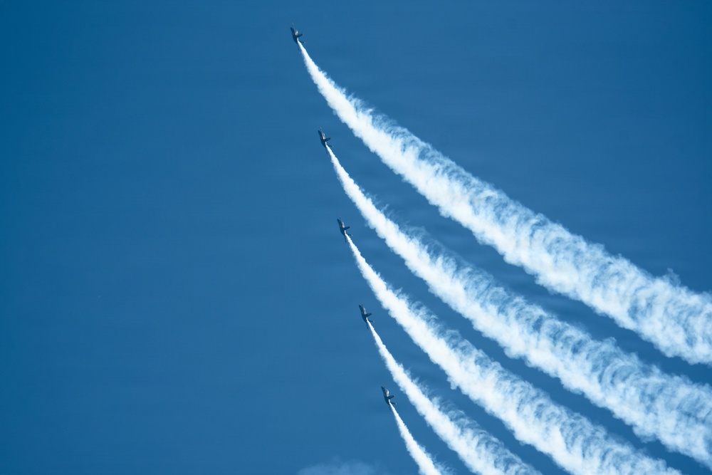 Blue Angels soar at the Oregon International Air Show