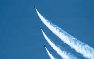 Blue Angels soar at the Oregon International Air Show
