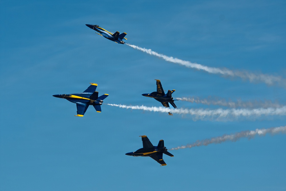 Blue Angels soar at the Oregon International Air Show