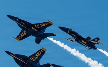 Blue Angels soar at the Oregon International Air Show