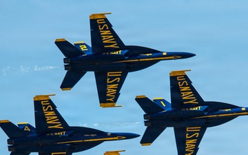 Blue Angels soar at the Oregon International Air Show