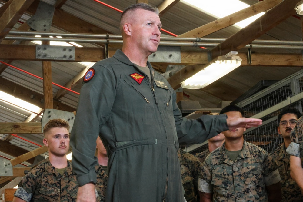 1st Marine Aircraft Wing Commander visits Marine Air Control Squadron 4