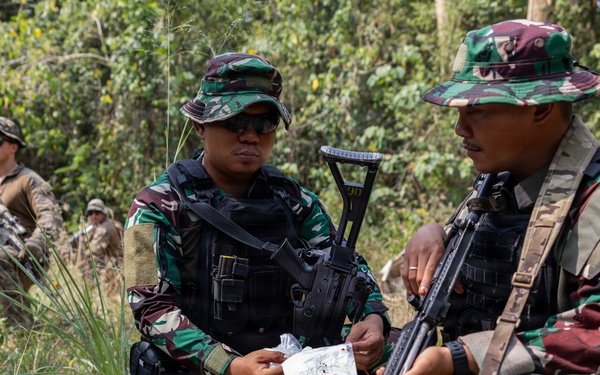 MRF-D Marines participate in jungle survival exchange