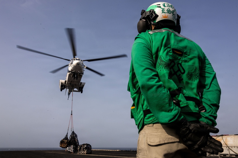Abraham Lincoln Conducts a Vertical Replenishment with Henry J. Kaiser