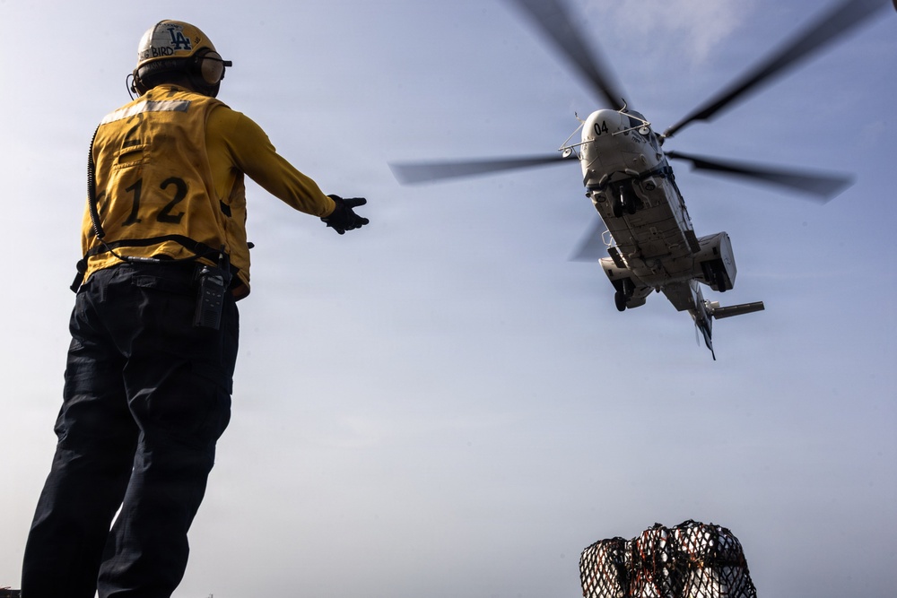 Abraham Lincoln Conducts a Vertical Replenishment with Henry J. Kaiser