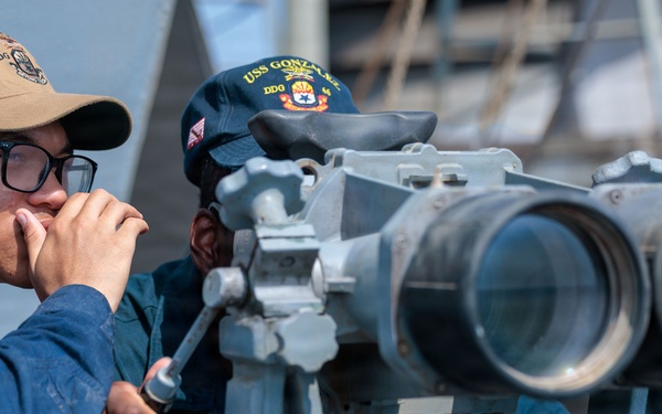 Watchstanders aboard USS Gonzalez