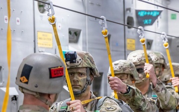 Soldiers and Airmen Conduct JAAT with Edwards C-17