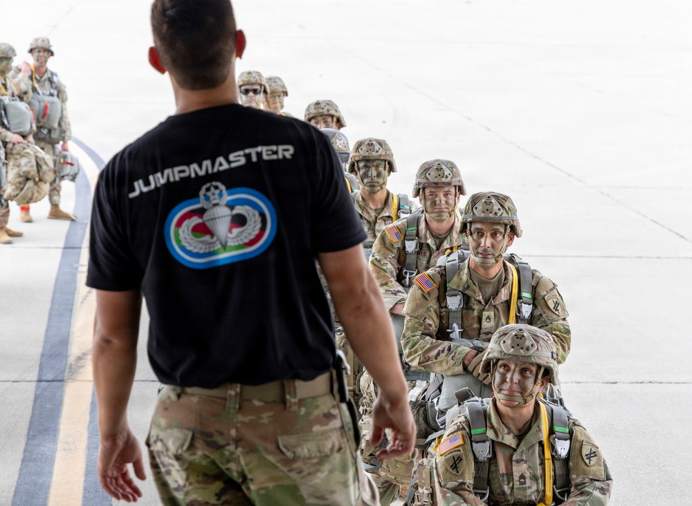 Soldiers and Airmen Conduct JAAT with Edwards C-17