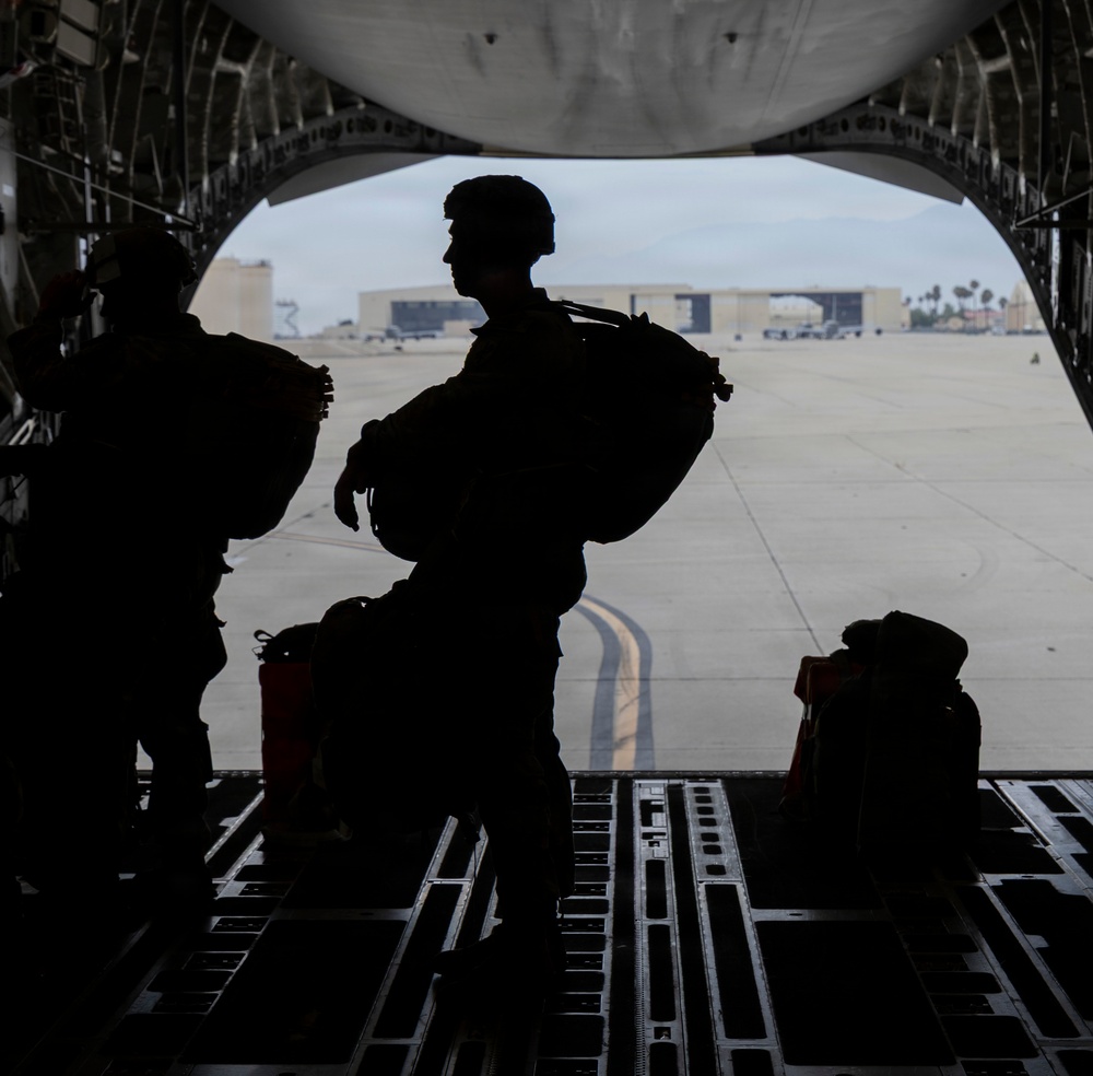 Soldiers and Airmen Conduct JAAT with Edwards C-17