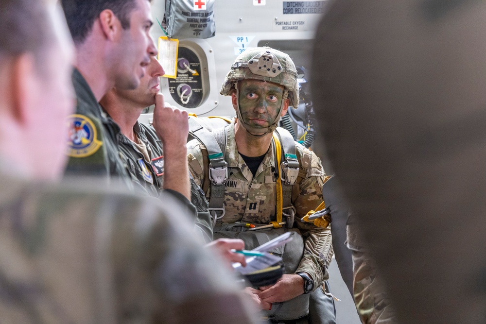 Soldiers and Airmen Conduct JAAT with Edwards C-17