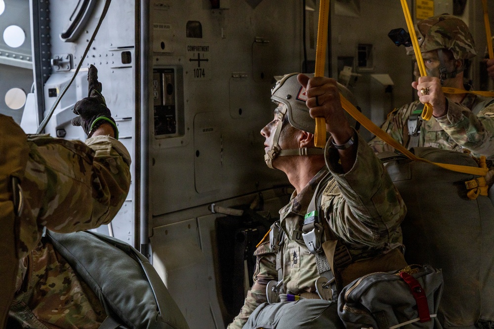 Soldiers and Airmen Conduct JAAT with Edwards C-17