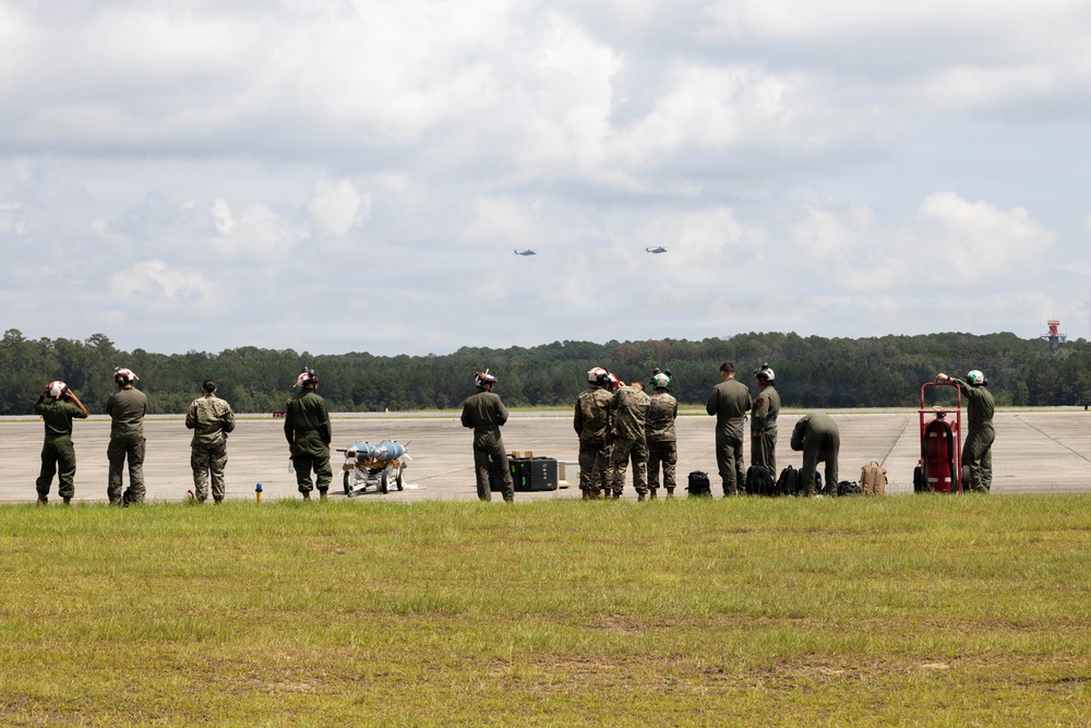 VMFA-224 conducts EABO training with HMH-464