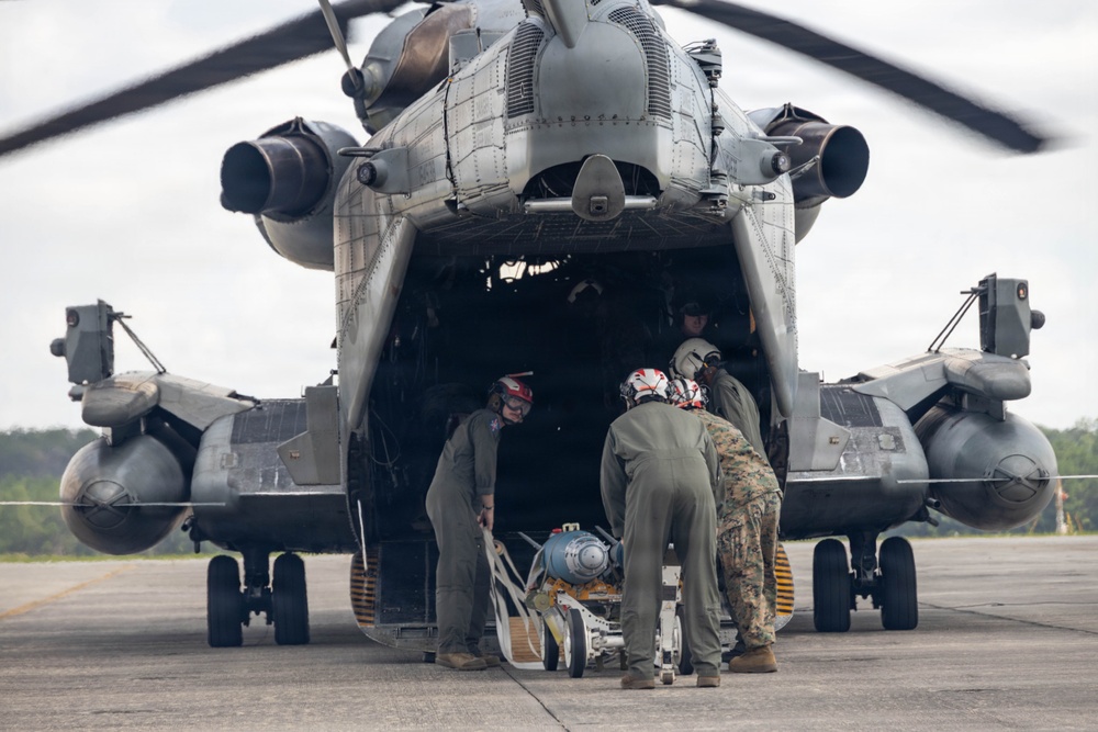 VMFA-224 conducts EABO training with HMH-464