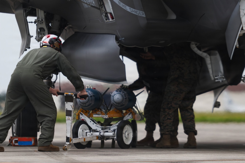 VMFA-224 conducts EABO training with HMH-464