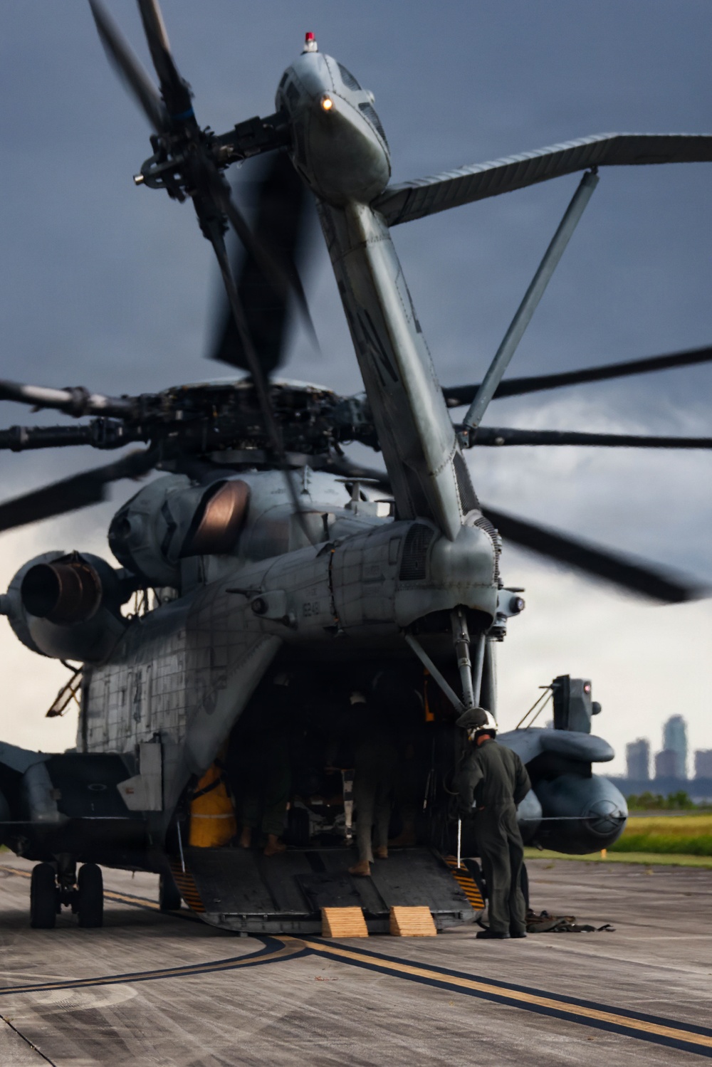 VMFA-224 conducts EABO training with HMH-464