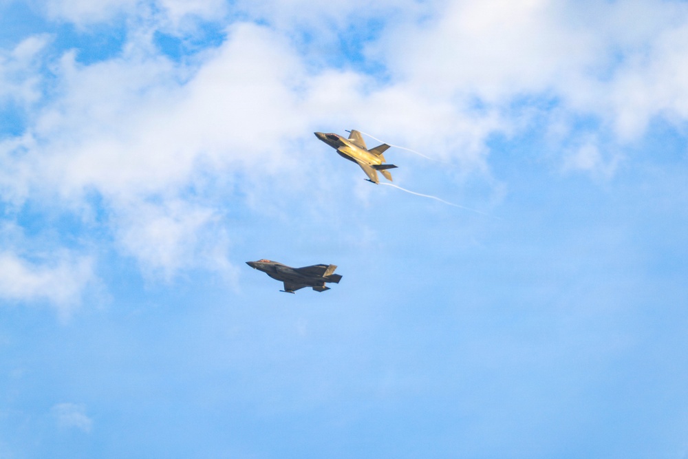 VMFA-224 conducts EABO training with HMH-464