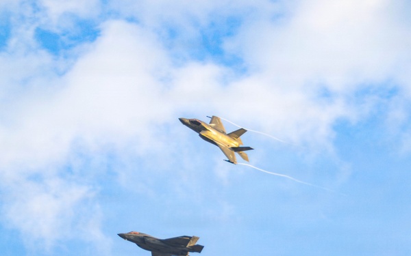 VMFA-224 conducts EABO training with HMH-464